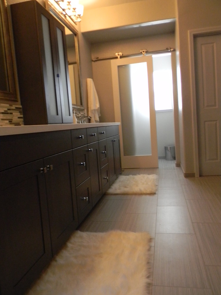 На фото: главная ванная комната среднего размера в современном стиле с врезной раковиной, фасадами в стиле шейкер, серыми фасадами, столешницей из кварцита, угловым душем, разноцветной плиткой, плиткой мозаикой, серыми стенами и полом из керамогранита