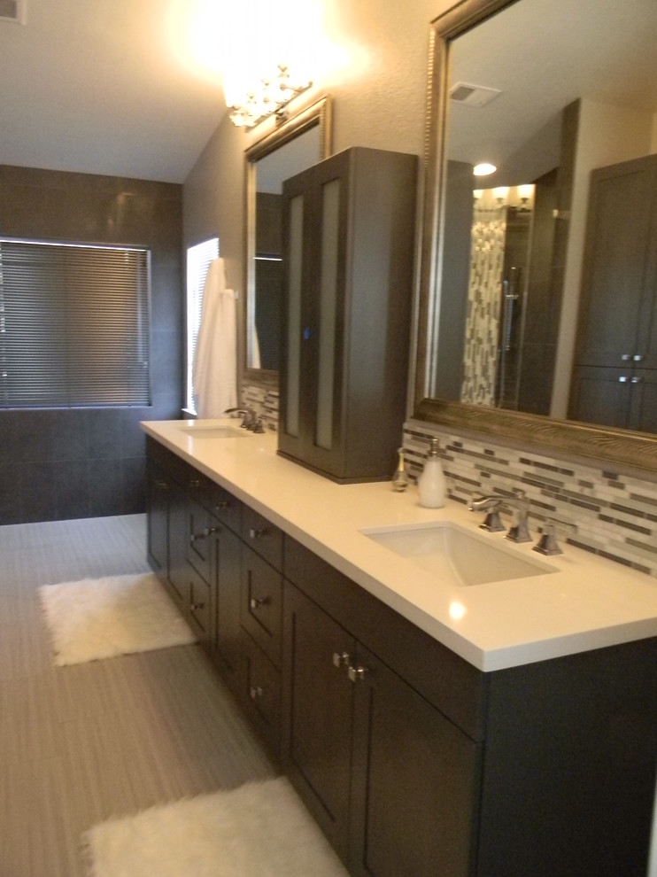 Inspiration för mellanstora moderna en-suite badrum, med ett undermonterad handfat, skåp i shakerstil, grå skåp, bänkskiva i kvartsit, en hörndusch, flerfärgad kakel, mosaik, grå väggar och klinkergolv i porslin