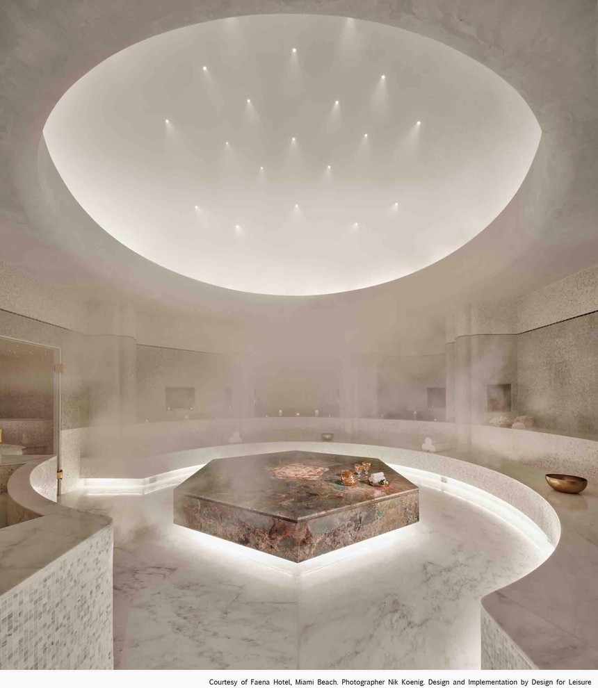 Inredning av ett medelhavsstil mycket stort badrum, med en öppen dusch, flerfärgad kakel, mosaik, flerfärgade väggar, marmorgolv, ett avlångt handfat, marmorbänkskiva och vitt golv