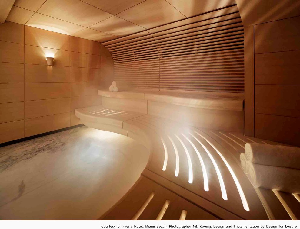 Foto di una grande sauna contemporanea con ante lisce, ante in legno chiaro, pistrelle in bianco e nero, lastra di pietra, pavimento in marmo e top in legno