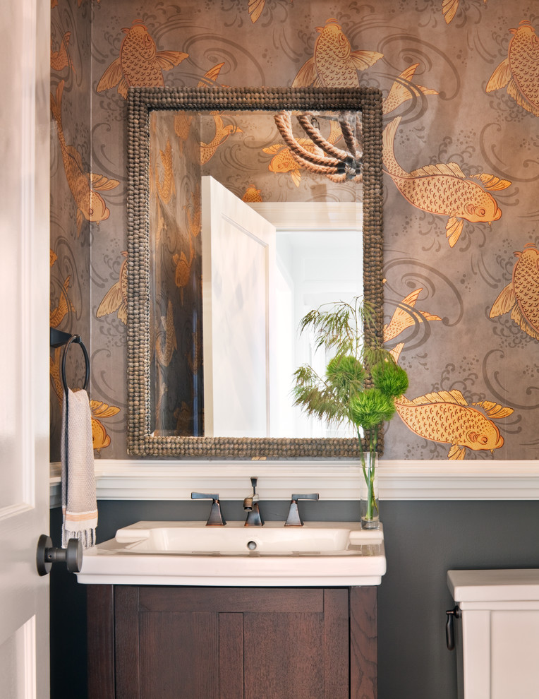 Источник вдохновения для домашнего уюта: ванная комната в стиле неоклассика (современная классика) с темными деревянными фасадами и консольной раковиной