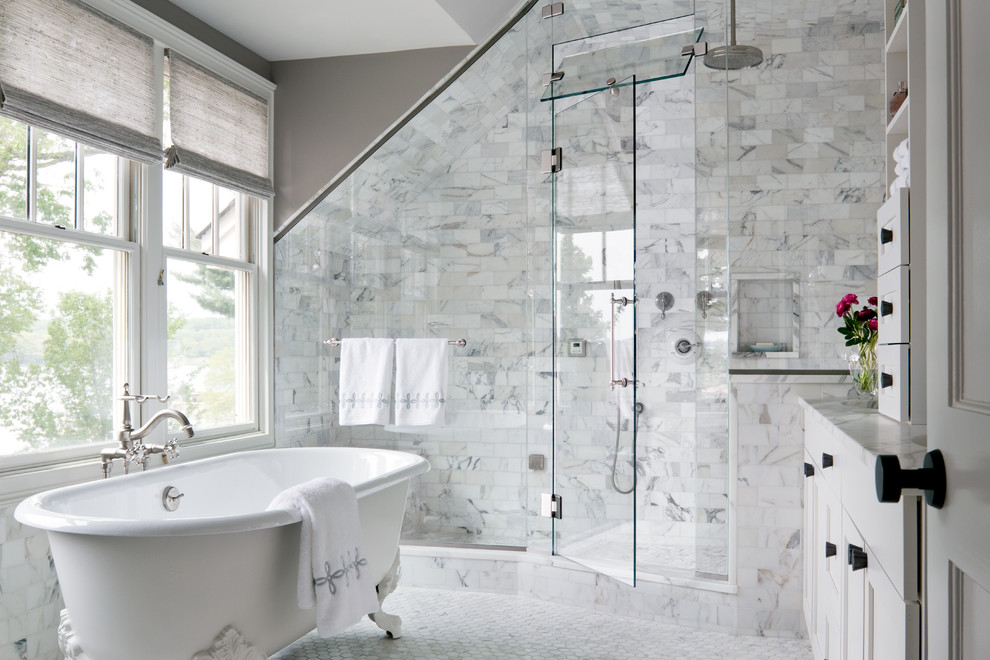 Foto på ett stort vintage en-suite badrum, med luckor med infälld panel, vita skåp, marmorbänkskiva, ett badkar med tassar, vit kakel, tunnelbanekakel, grå väggar, marmorgolv och en dusch i en alkov