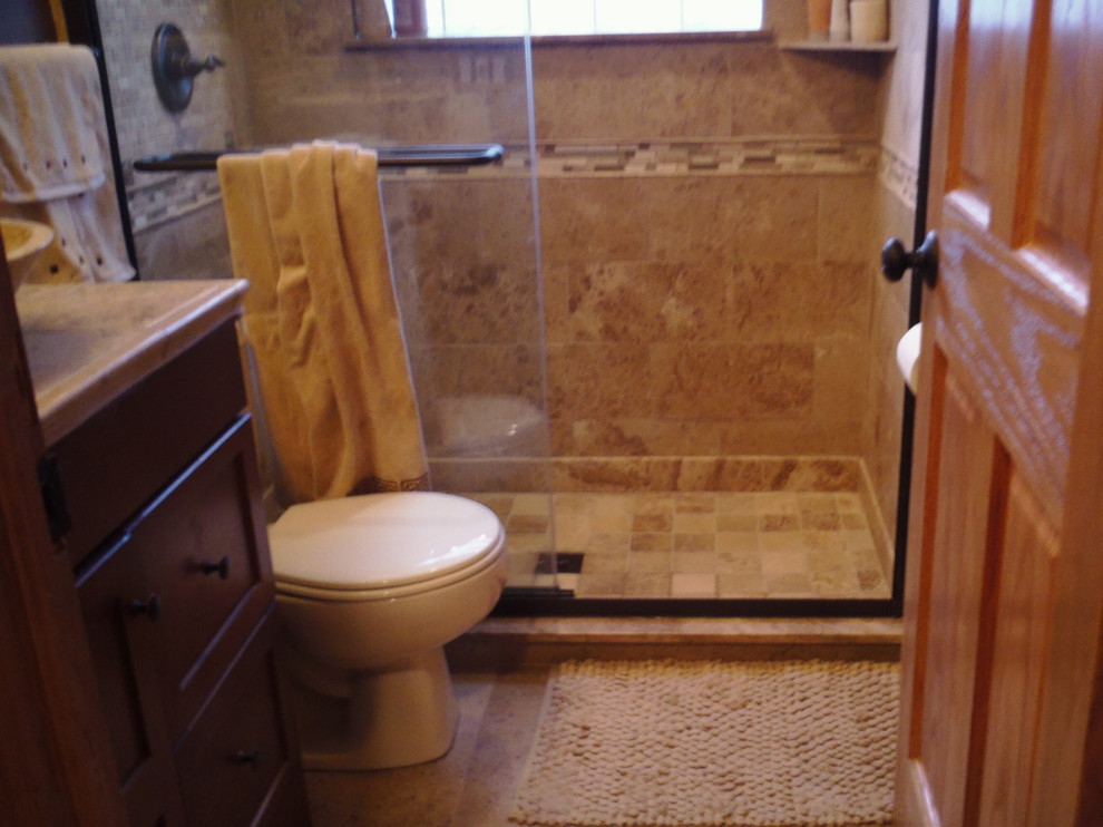 Idee per una stanza da bagno chic con lavabo a bacinella, ante in stile shaker, ante in legno scuro, doccia aperta, WC a due pezzi, piastrelle marroni e piastrelle in pietra