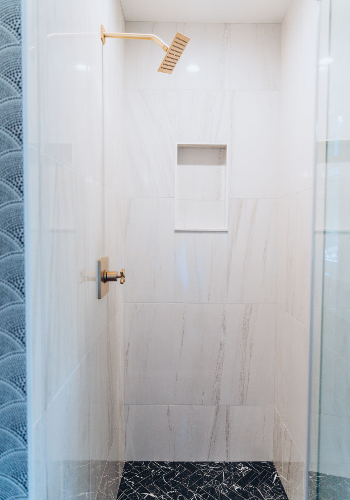 Идея дизайна: детская ванная комната среднего размера в стиле модернизм с белыми фасадами, душем в нише, унитазом-моноблоком, серой плиткой, керамической плиткой, разноцветными стенами, полом из керамической плитки, раковиной с пьедесталом, мраморной столешницей, черным полом, душем с распашными дверями, белой столешницей, тумбой под одну раковину, напольной тумбой, кессонным потолком и обоями на стенах