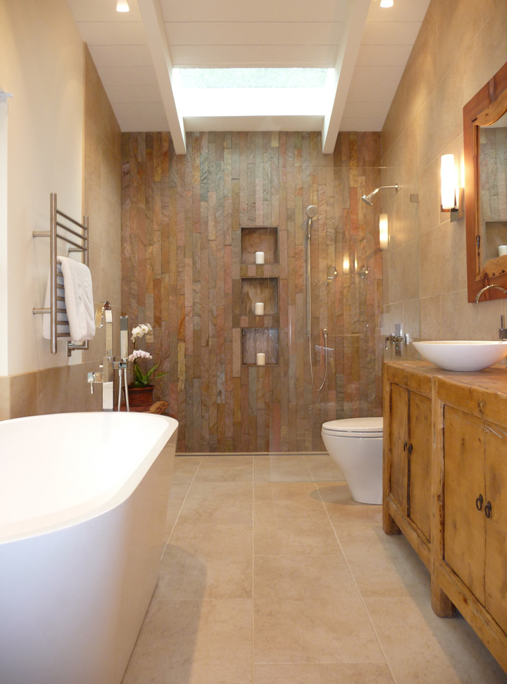 На фото: ванная комната в стиле рустика с душем без бортиков и отдельно стоящей ванной