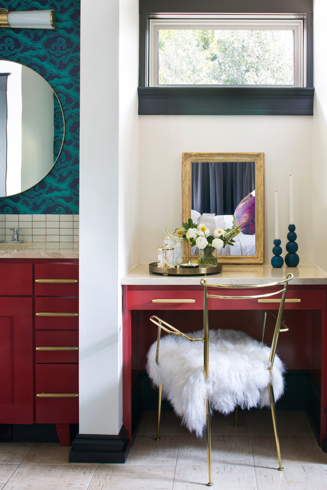 デンバーにある広いトランジショナルスタイルのおしゃれな浴室 (赤いキャビネット、白い壁、磁器タイルの床、人工大理石カウンター、ベージュの床、ベージュのカウンター、白いタイル) の写真
