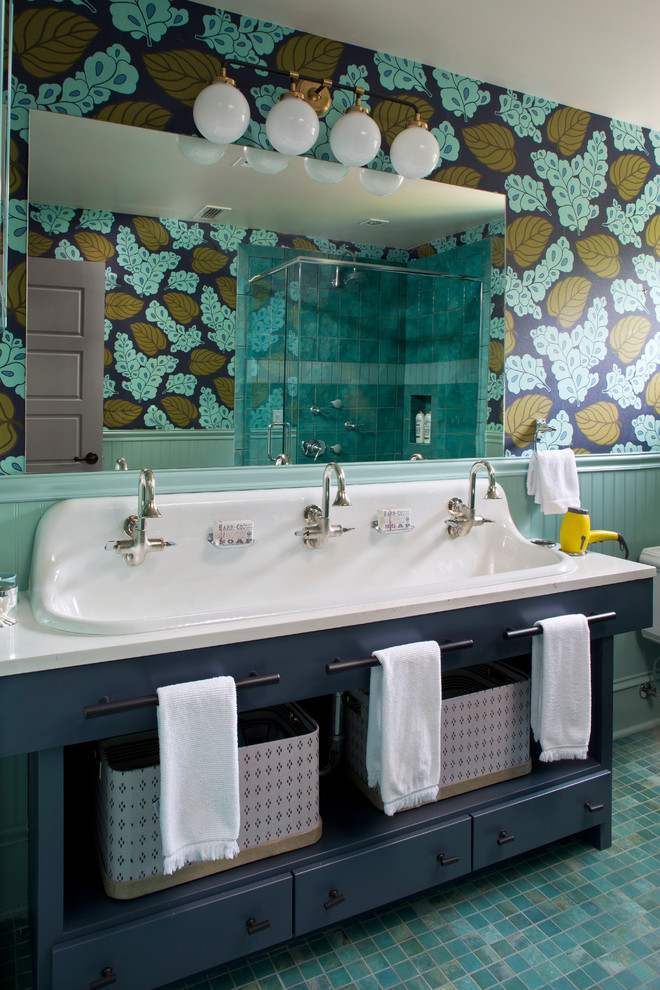 На фото: большая детская ванная комната в стиле неоклассика (современная классика) с открытыми фасадами, синими фасадами, разноцветными стенами, полом из керамической плитки, раковиной с несколькими смесителями, столешницей из искусственного камня, зеленым полом, белой столешницей и зеркалом с подсветкой с