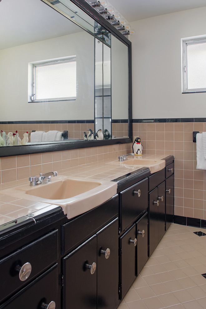 Idéer för mellanstora 60 tals flerfärgat badrum, med svarta skåp, ett badkar i en alkov, en dusch/badkar-kombination, en toalettstol med separat cisternkåpa, flerfärgad kakel, porslinskakel, vita väggar, klinkergolv i porslin, ett integrerad handfat, kaklad bänkskiva, flerfärgat golv, dusch med skjutdörr och skåp i shakerstil