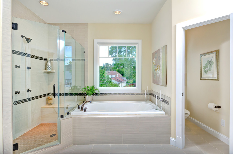 Aménagement d'une salle de bain principale craftsman avec une baignoire posée, une douche d'angle, WC séparés, un carrelage beige, des carreaux de porcelaine et un sol en carrelage de porcelaine.