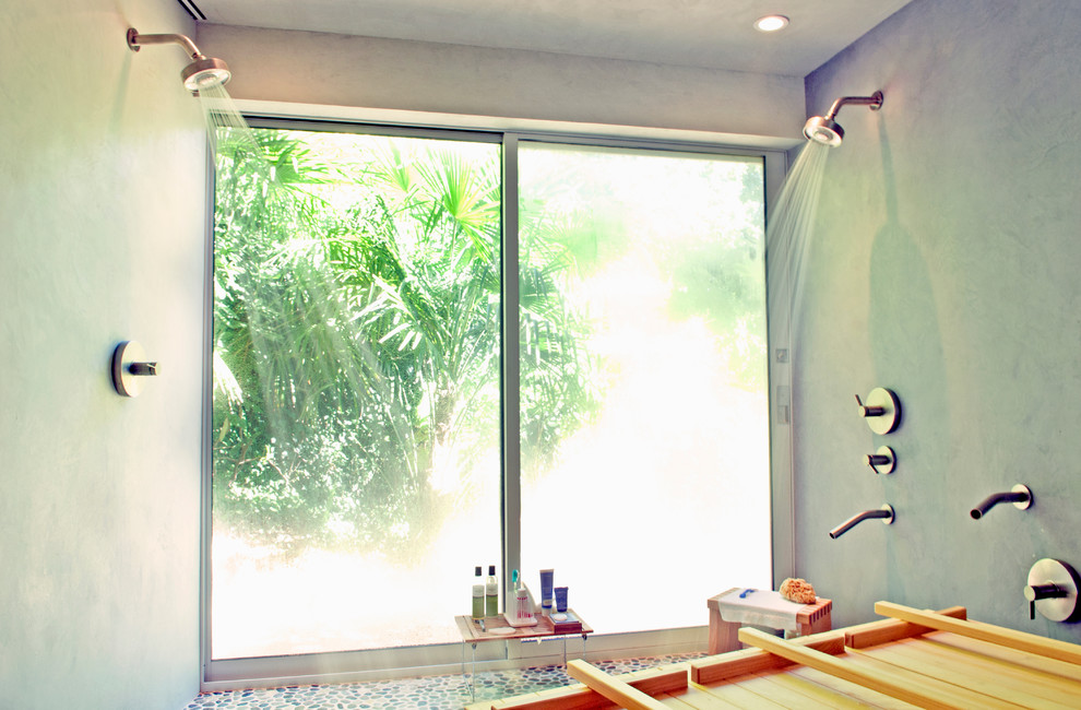 Bild på ett mellanstort funkis en-suite badrum, med ett nedsänkt handfat, släta luckor, svarta skåp, bänkskiva i akrylsten, ett japanskt badkar, en öppen dusch, en vägghängd toalettstol, beige väggar och betonggolv