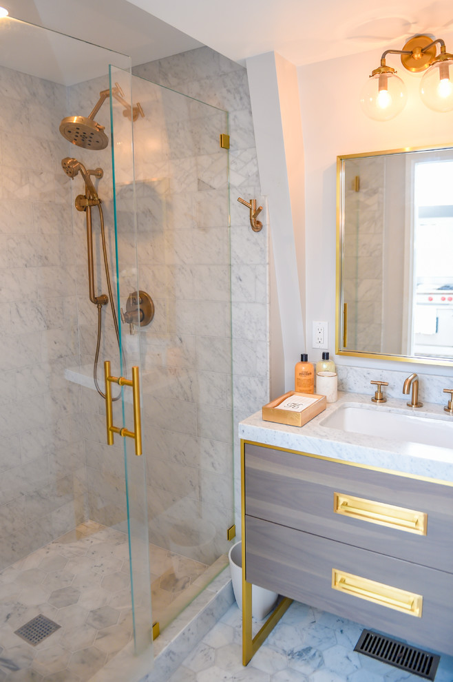 Стильный дизайн: маленькая ванная комната в стиле неоклассика (современная классика) с фасадами островного типа, серыми фасадами, душем в нише, раздельным унитазом, белой плиткой, мраморной плиткой, белыми стенами, мраморным полом, душевой кабиной, врезной раковиной, мраморной столешницей, белым полом, душем с распашными дверями, белой столешницей, нишей, тумбой под одну раковину, напольной тумбой и сводчатым потолком для на участке и в саду - последний тренд