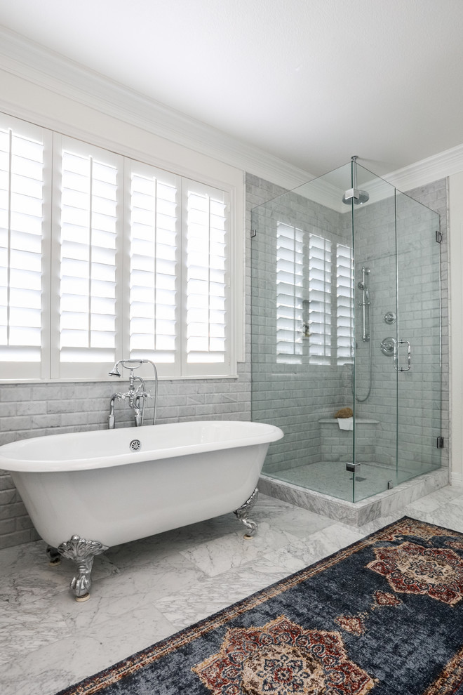 Idéer för stora vintage en-suite badrum, med luckor med profilerade fronter, grå skåp, ett badkar med tassar, en hörndusch, grå kakel, marmorkakel, vita väggar, marmorgolv, ett undermonterad handfat, marmorbänkskiva, grått golv och dusch med gångjärnsdörr
