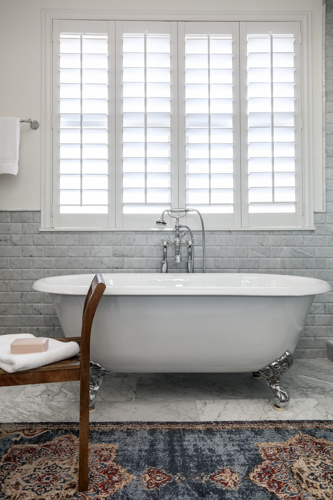 Foto på ett stort vintage en-suite badrum, med luckor med profilerade fronter, grå skåp, ett badkar med tassar, en hörndusch, grå kakel, marmorkakel, vita väggar, marmorgolv, ett undermonterad handfat, marmorbänkskiva, grått golv och dusch med gångjärnsdörr
