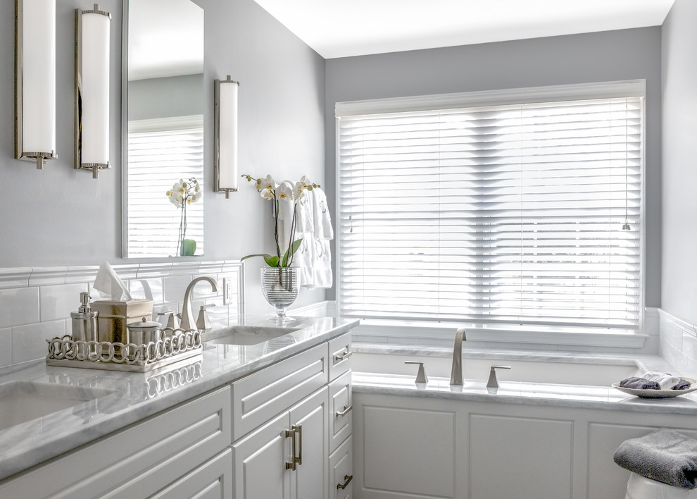Exempel på ett litet klassiskt en-suite badrum, med luckor med upphöjd panel, vita skåp, ett undermonterat badkar, grå väggar, ett undermonterad handfat och marmorbänkskiva
