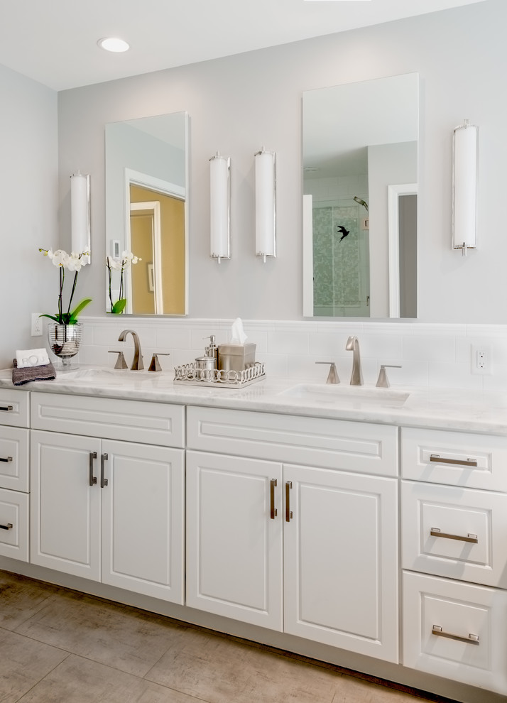 Inspiration för ett litet vintage en-suite badrum, med luckor med upphöjd panel, vita skåp, ett undermonterat badkar, grå väggar, ett undermonterad handfat och marmorbänkskiva