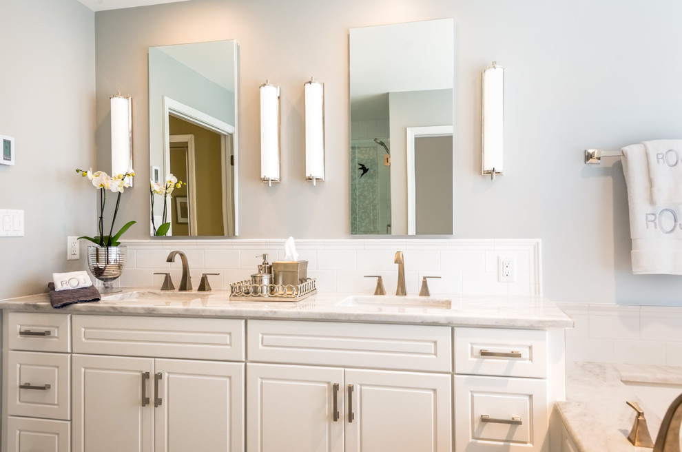 Inredning av ett klassiskt litet en-suite badrum, med luckor med upphöjd panel, vita skåp, ett undermonterat badkar, grå väggar, ett undermonterad handfat och marmorbänkskiva