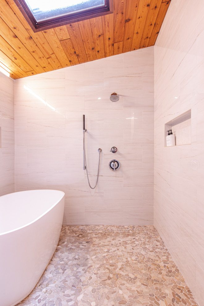 Idéer för ett litet 60 tals vit en-suite badrum, med släta luckor, bruna skåp, ett fristående badkar, en öppen dusch, vit kakel, porslinskakel, klinkergolv i småsten, ett väggmonterat handfat, bänkskiva i kvarts, grått golv och med dusch som är öppen