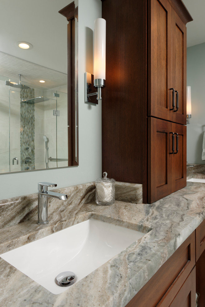 Exempel på ett mellanstort klassiskt en-suite badrum, med skåp i shakerstil, skåp i mellenmörkt trä, ett platsbyggt badkar, en dubbeldusch, en toalettstol med separat cisternkåpa, grå kakel, porslinskakel, blå väggar, klinkergolv i porslin, ett undermonterad handfat och granitbänkskiva