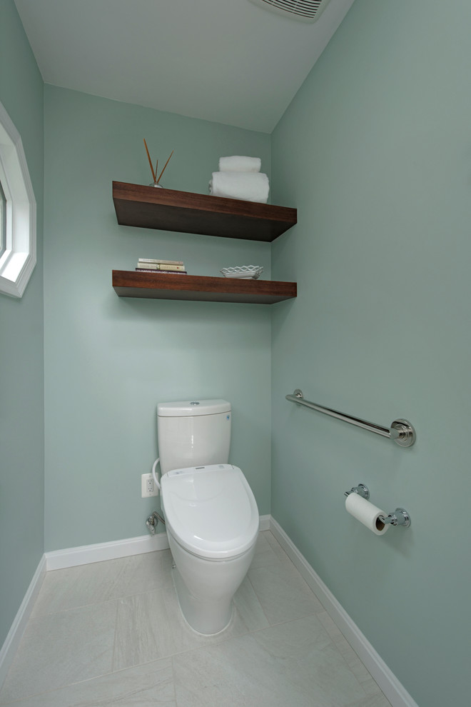 Foto på ett mellanstort vintage toalett, med skåp i shakerstil, skåp i mellenmörkt trä, en toalettstol med separat cisternkåpa, grå kakel, porslinskakel, blå väggar, klinkergolv i porslin, ett undermonterad handfat och granitbänkskiva
