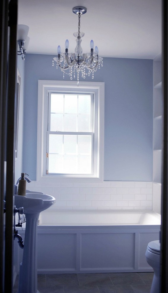 Imagen de cuarto de baño clásico renovado pequeño con sanitario de una pieza, paredes azules, suelo de baldosas de porcelana y lavabo con pedestal