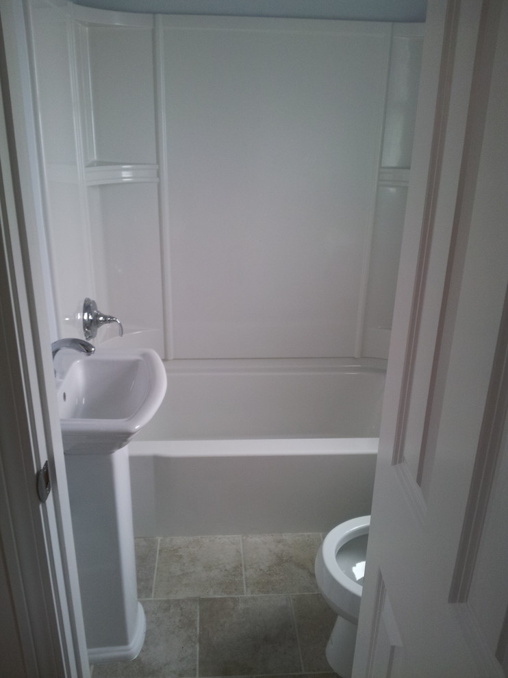 Foto på ett litet vintage badrum med dusch, med släta luckor, svarta skåp, ett badkar i en alkov, en dusch/badkar-kombination, en toalettstol med separat cisternkåpa, vita väggar, klinkergolv i keramik, ett piedestal handfat, bänkskiva i kvarts, beiget golv och dusch med gångjärnsdörr
