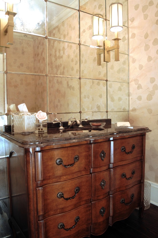 Immagine di una stanza da bagno con doccia classica di medie dimensioni con consolle stile comò, ante in legno scuro, piastrelle a specchio, pareti beige, lavabo sottopiano e top in granito