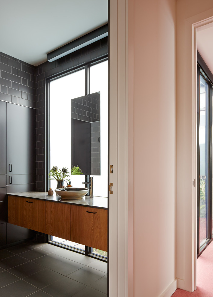 Modernes Badezimmer mit Aufsatzwaschbecken, hellbraunen Holzschränken, grauen Fliesen und Porzellanfliesen in Melbourne