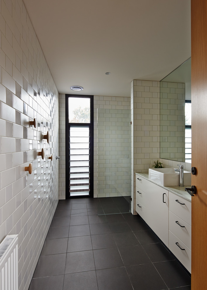 На фото: ванная комната в современном стиле с белой плиткой и белыми стенами