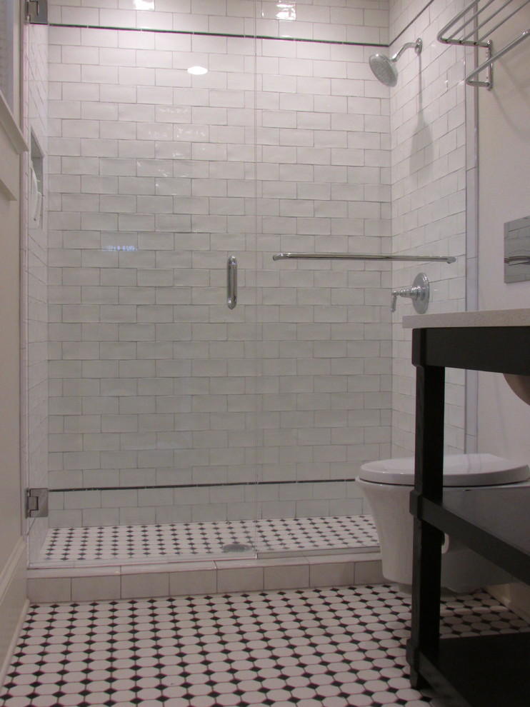 Стильный дизайн: главная ванная комната в стиле лофт с открытыми фасадами, темными деревянными фасадами, открытым душем, унитазом-моноблоком, черно-белой плиткой, керамогранитной плиткой, белыми стенами, полом из керамогранита, врезной раковиной и столешницей из кварцита - последний тренд
