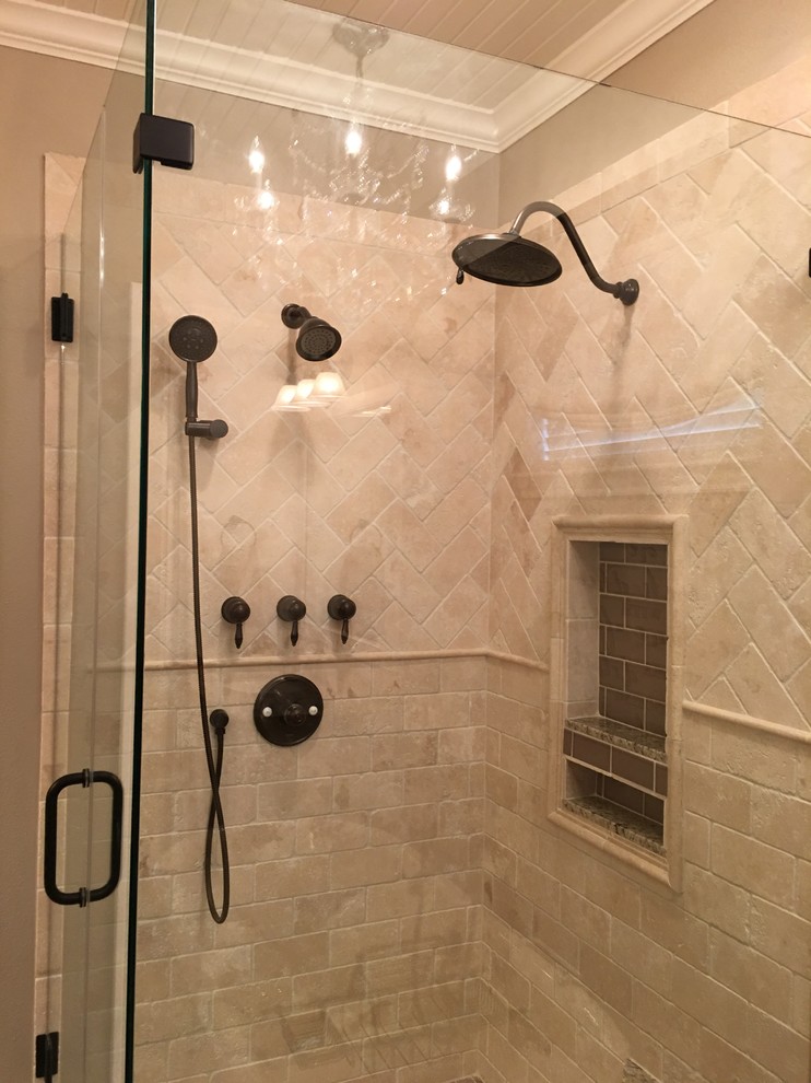 Modelo de cuarto de baño principal campestre con puertas de armario blancas, baldosas y/o azulejos de travertino y ducha con puerta con bisagras
