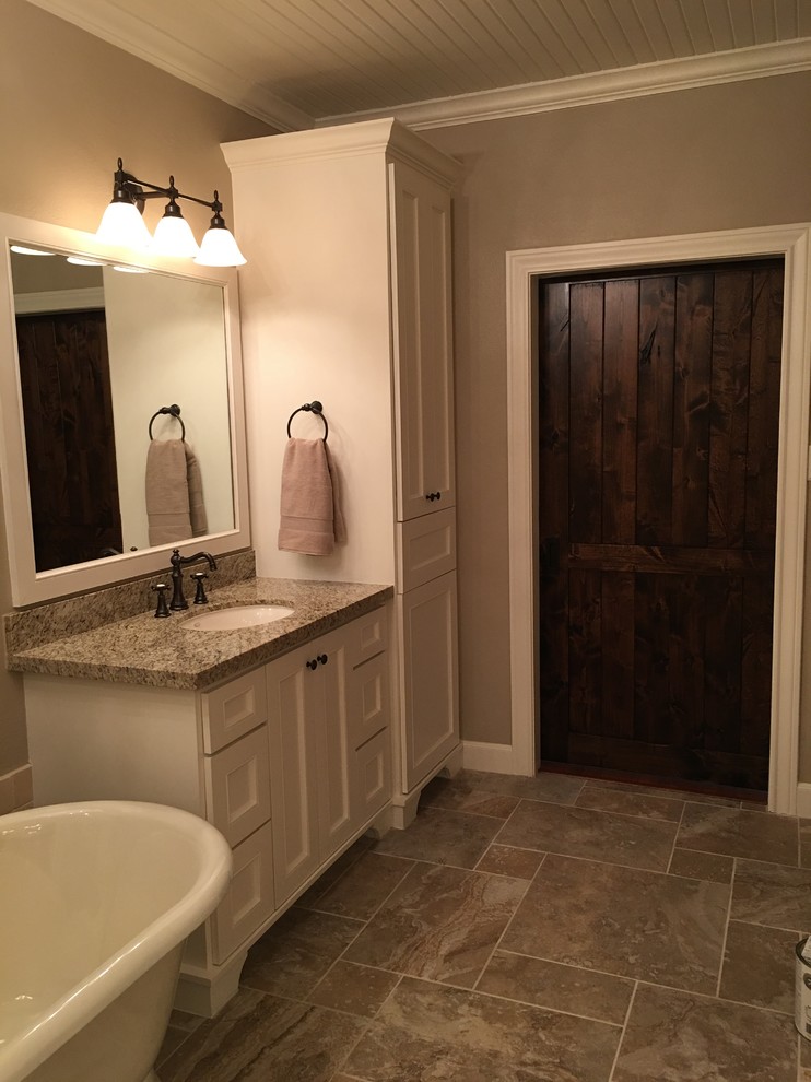 Foto de cuarto de baño principal de estilo de casa de campo con puertas de armario blancas, baldosas y/o azulejos de travertino y ducha con puerta con bisagras