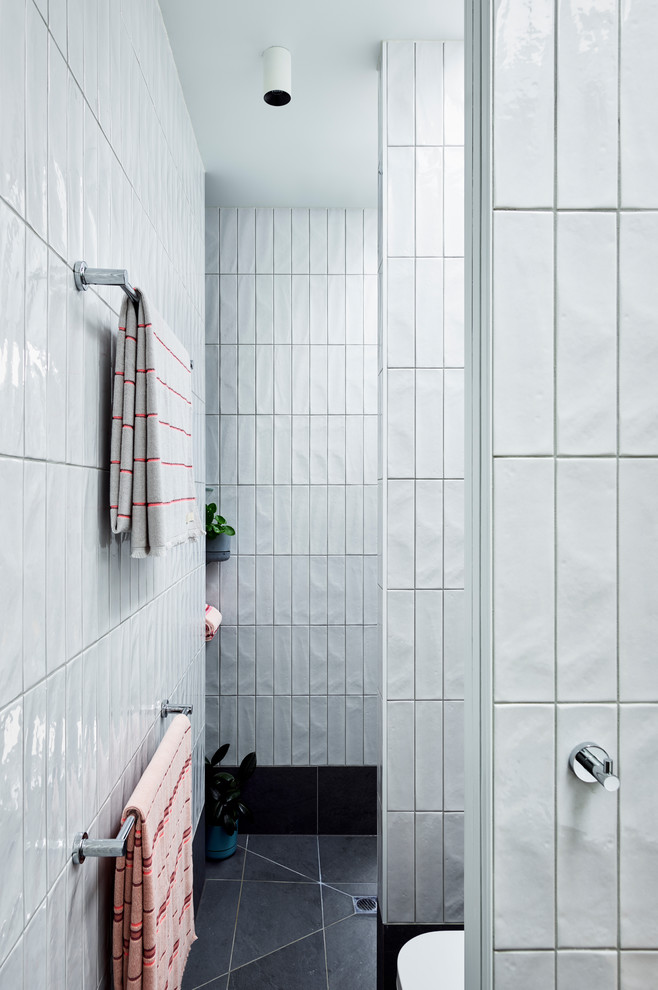 Idéer för ett litet modernt en-suite badrum, med släta luckor, skåp i ljust trä, en dusch i en alkov, en toalettstol med hel cisternkåpa, vit kakel, keramikplattor, vita väggar, klinkergolv i porslin, ett fristående handfat, träbänkskiva, grått golv och med dusch som är öppen