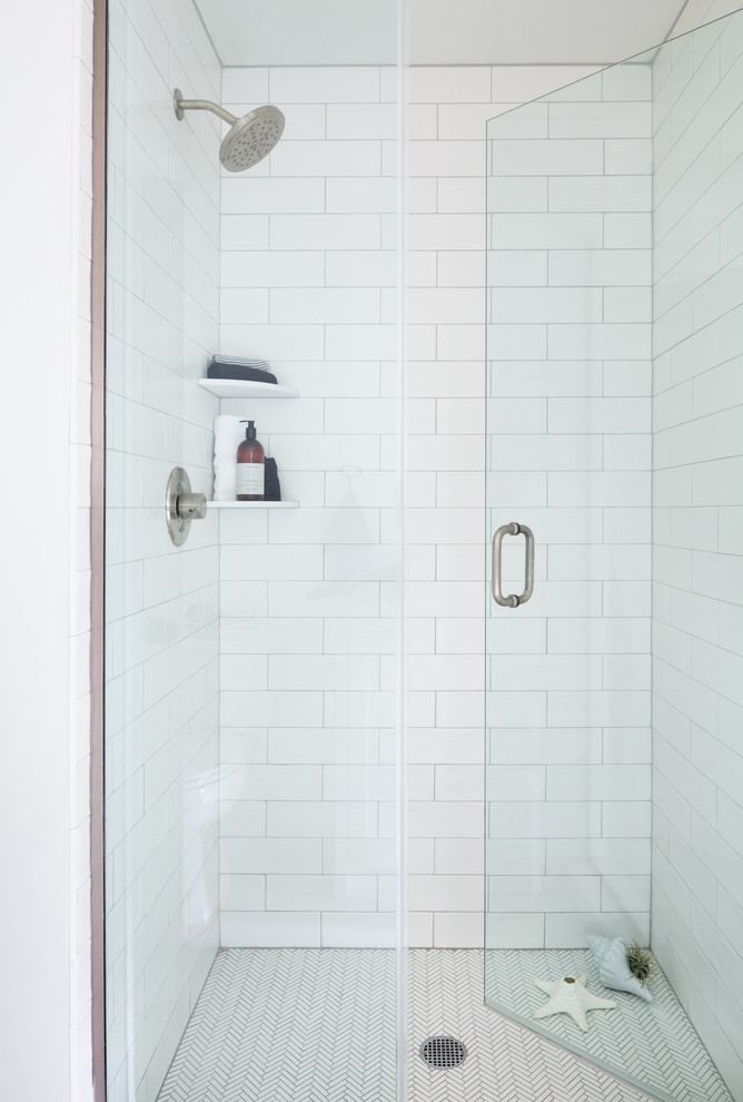 Inspiration för små lantliga badrum med dusch, med en dusch i en alkov, en toalettstol med separat cisternkåpa, vit kakel, keramikplattor, vita väggar, mosaikgolv, ett undermonterad handfat, vitt golv och dusch med gångjärnsdörr
