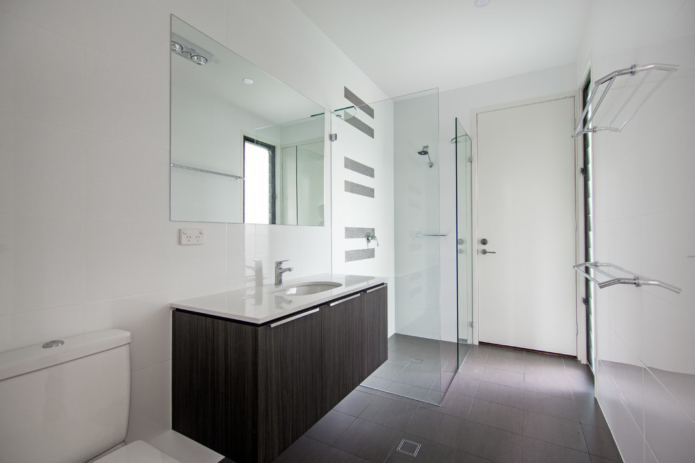 Пример оригинального дизайна: ванная комната в современном стиле с врезной раковиной, открытым душем и белыми стенами