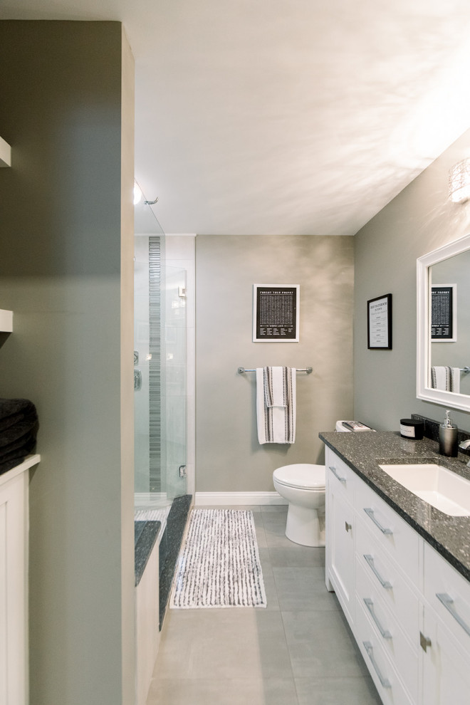 На фото: маленькая главная ванная комната в стиле модернизм с фасадами с утопленной филенкой, белыми фасадами, унитазом-моноблоком, серой плиткой, керамической плиткой, серыми стенами, полом из керамической плитки, врезной раковиной, столешницей из искусственного кварца, серым полом, душем с распашными дверями и черной столешницей для на участке и в саду с