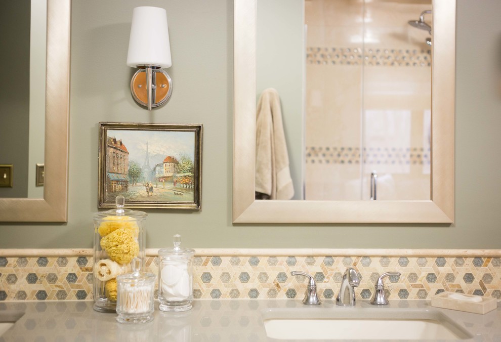 Esempio di una stanza da bagno padronale contemporanea di medie dimensioni con piastrelle multicolore, piastrelle a mosaico, lavabo da incasso, top in quarzo composito e pareti verdi