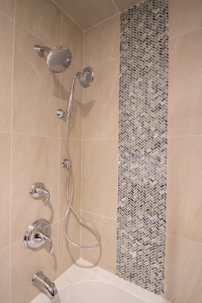 Foto de cuarto de baño actual de tamaño medio con combinación de ducha y bañera, baldosas y/o azulejos multicolor, paredes beige, bañera esquinera y imitación a madera