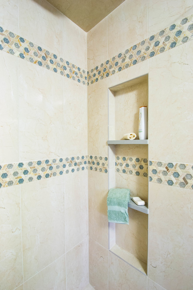 Esempio di una stanza da bagno design di medie dimensioni con piastrelle multicolore, piastrelle a mosaico, ante in legno scuro e pareti beige