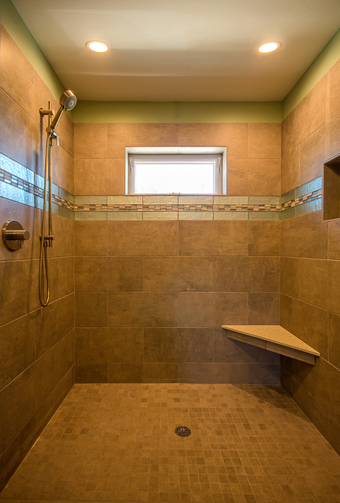 Diseño de cuarto de baño clásico renovado extra grande