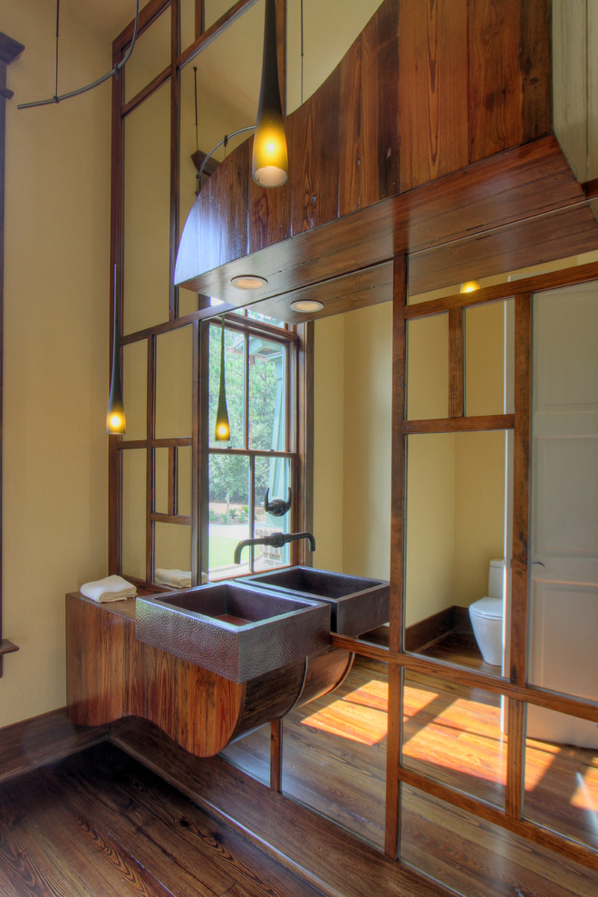 Свежая идея для дизайна: большая ванная комната в стиле кантри с раковиной с несколькими смесителями, бежевыми стенами и паркетным полом среднего тона - отличное фото интерьера