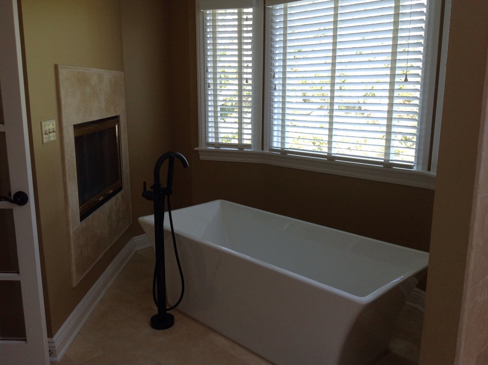 Ejemplo de cuarto de baño tradicional renovado con lavabo bajoencimera, puertas de armario de madera en tonos medios, baldosas y/o azulejos beige y baldosas y/o azulejos de piedra