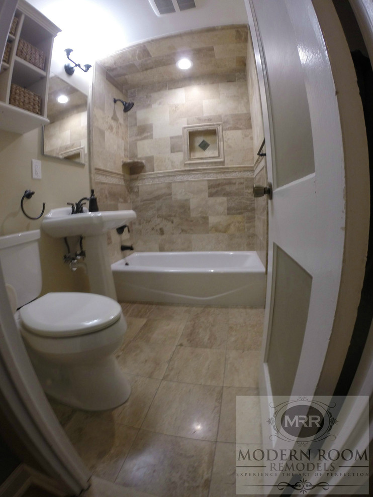Esempio di una piccola stanza da bagno padronale classica con lavabo a colonna, vasca ad alcova, vasca/doccia, WC a due pezzi, piastrelle beige, piastrelle in pietra, pareti beige e pavimento in travertino