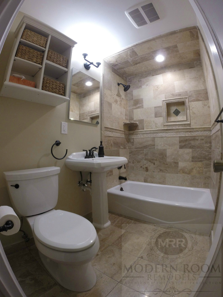 Bild på ett litet vintage en-suite badrum, med ett piedestal handfat, ett badkar i en alkov, en dusch/badkar-kombination, en toalettstol med separat cisternkåpa, beige kakel, stenkakel, beige väggar och travertin golv