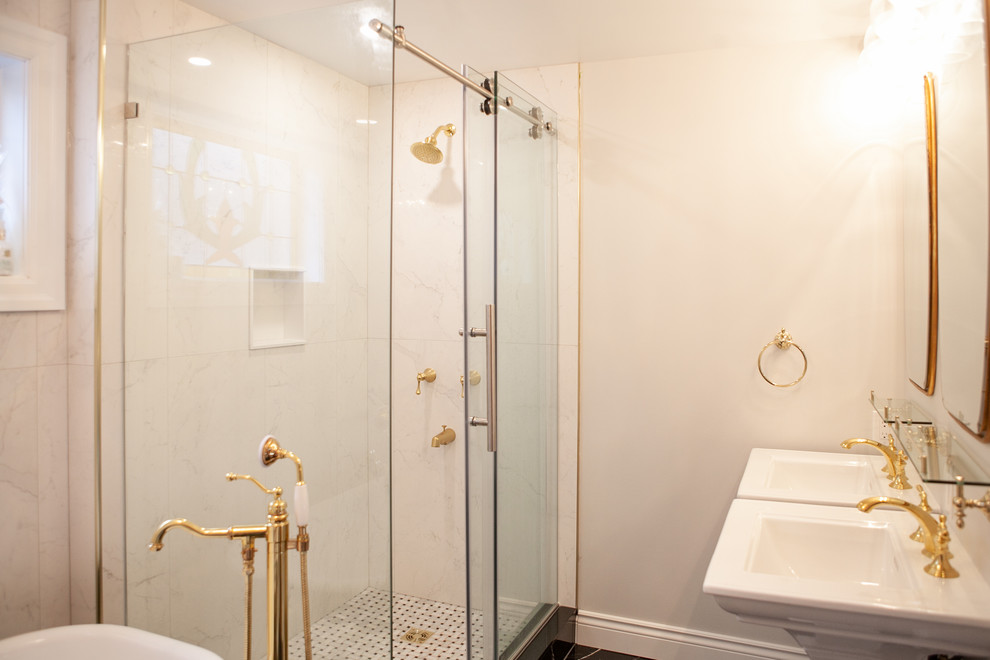 Стильный дизайн: главная ванная комната в стиле неоклассика (современная классика) с ванной на ножках, угловым душем, раздельным унитазом, раковиной с пьедесталом и душем с раздвижными дверями - последний тренд