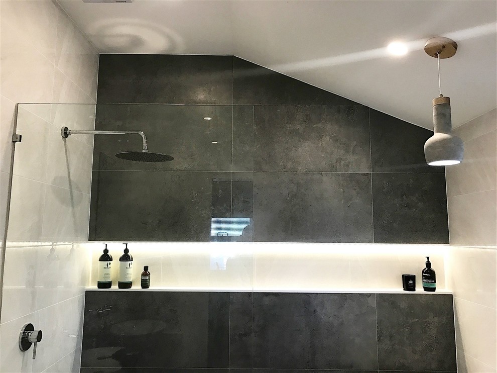 Inspiration pour une salle de bain principale minimaliste en bois brun avec une baignoire sur pieds, un espace douche bain, WC suspendus, des carreaux de céramique, carreaux de ciment au sol et un plan de toilette en bois.
