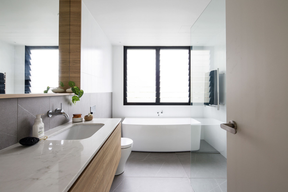 Esempio di una stanza da bagno padronale contemporanea di medie dimensioni con ante lisce, piastrelle bianche, piastrelle a mosaico, top in quarzo composito, un lavabo e mobile bagno sospeso