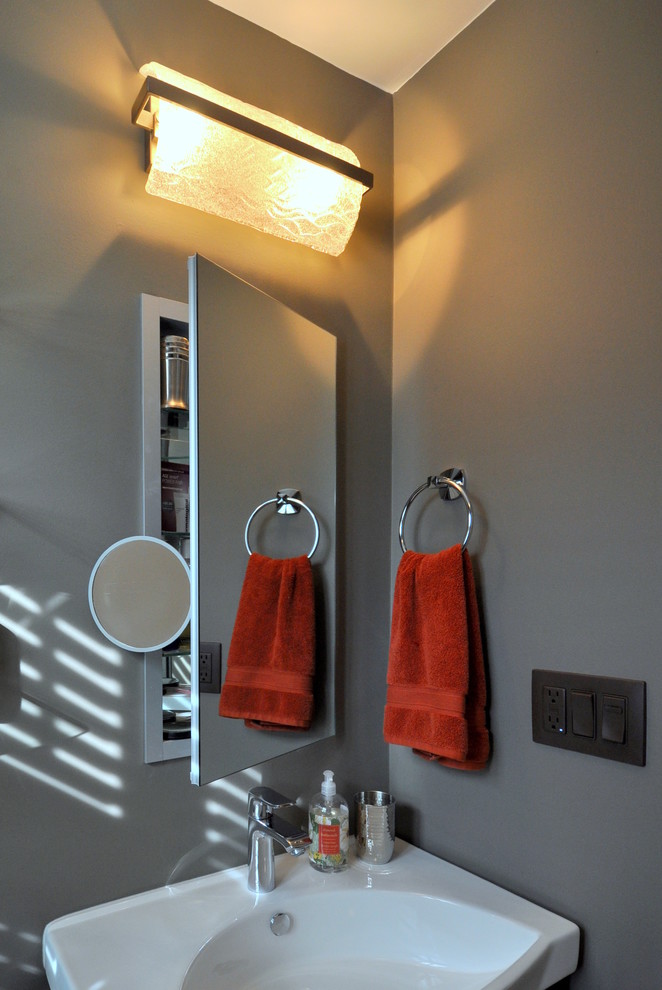 Idee per una piccola stanza da bagno minimalista con lavabo a consolle, consolle stile comò, ante in legno bruno, top in superficie solida e pareti marroni