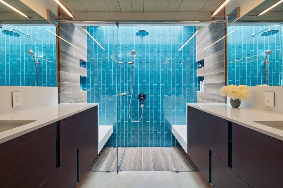 На фото: ванная комната в современном стиле с врезной раковиной, плоскими фасадами, темными деревянными фасадами, душем без бортиков, синей плиткой и плиткой кабанчик