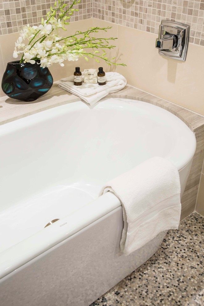 На фото: маленькая ванная комната в морском стиле с мраморной столешницей, серой плиткой, плиткой мозаикой, полом из галечной плитки и душевой кабиной для на участке и в саду