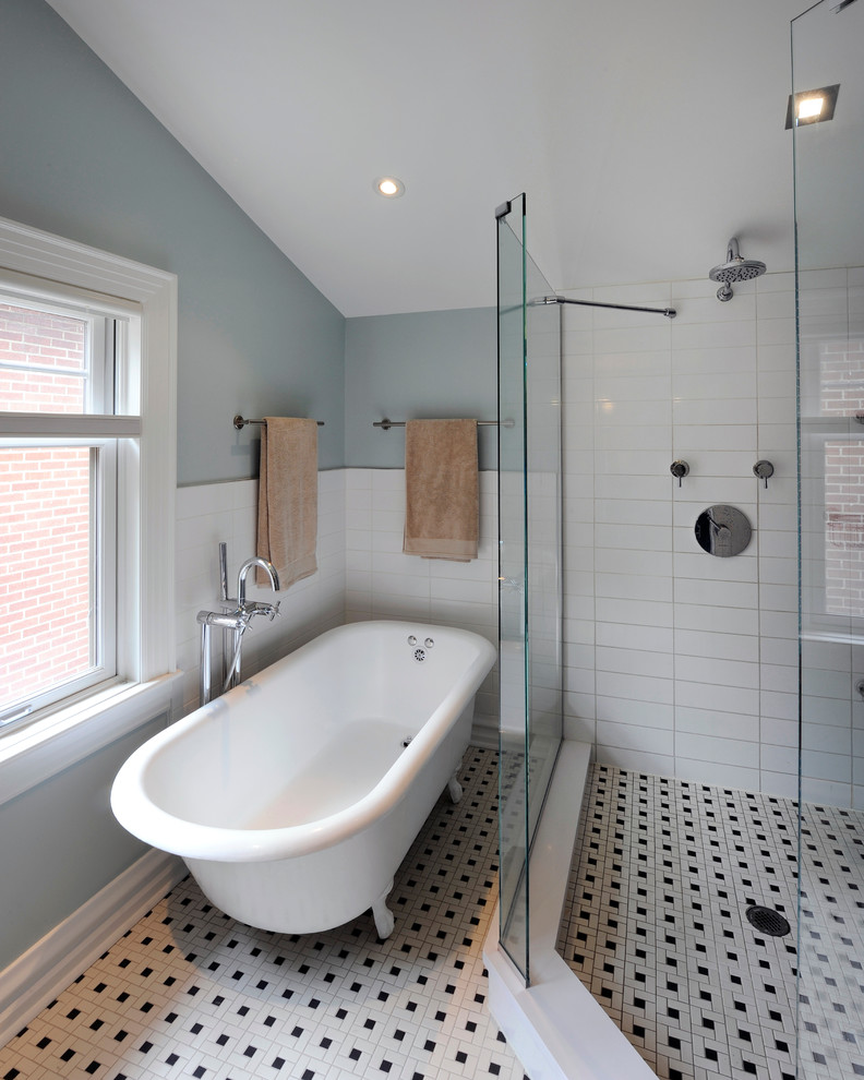 Diseño de cuarto de baño azulejo de dos tonos clásico con bañera con patas y suelo multicolor